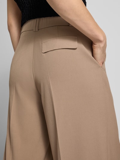Frauenmodel trägt Stoffhose mit Gesäßtasche Modell 'Maiga' von OPUS, Material-Mix mit Viskose-Anteil, lockerer Schnitt, Detailaufnahme Rückansicht.