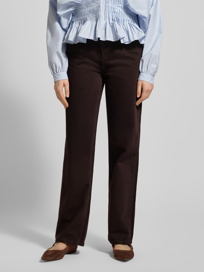 Frauenmodel trägt Straight Fit Jeans mit Eingrifftaschen von Stefanel in Dunkelbraun, Baumwoll-Lyocell-Mix, Nahaufnahme Unterkörper.