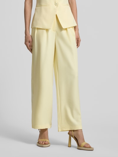 Kobiece modelka nosi Relaxed Fit Hose mit gelegten Falten von Little Mistress w jasnym żółtym kolorze, materiał z domieszką stretchu, szerokość w rozmiarze 36: 33 cm, długość wewnętrzna nogawki: 75 cm, pełna przednia sylwetka, zbliżenie na dolną część ciała.