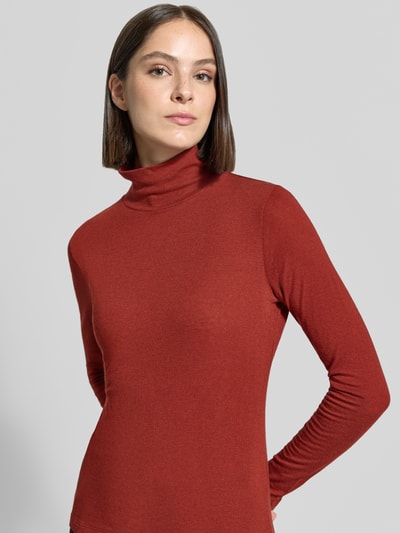 Modelka nosi Slim Fit Longsleeve aus Lyocell-Mix mit Woll-Anteil von windsor., mieszanka lyocellu i dodatku wełny, krój slim fit, golf, czerwony kolor, długość tyłu w rozmiarze 36: 59 cm, z długim rękawem, zdjęcie w ujęciu przód zbliżenie na górną część ciała.