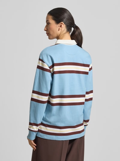Vrouwenmodel draagt Shirt met lange mouwen met polokraag en verdekte knoopsluiting van JAKE*S STUDIO WOMAN, puur katoen, relaxed fit, ruglengte maat S 67 cm, blauwe en bruine horizontale strepen. Ganzekörperaanzicht achteraan.
