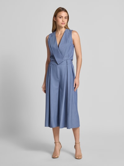 Frauenmodel trägt Culotte mit Biesen und Eingrifftaschen von Rinascimento in Blau, Material-Mix, Loose Fit, Ganzkörperansicht von vorne.