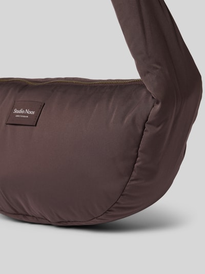 Produktfoto, Shoulder Bag mit Logo-Patch von Studio Noos in Braun, puffy-Optik, Reißverschluss, Schulterriemen, Detailansicht, Kontext Studio Noos Damen Bag