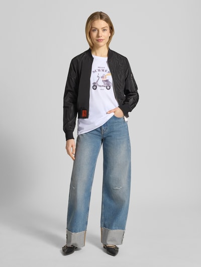 Frauenmodel trägt T-Shirt mit Motiv und Ziersteinbesatz von Liu Jo White in Weiß, Baumwolle, Relaxed Fit, Rundhalsausschnitt, Ganzkörperansicht von vorne