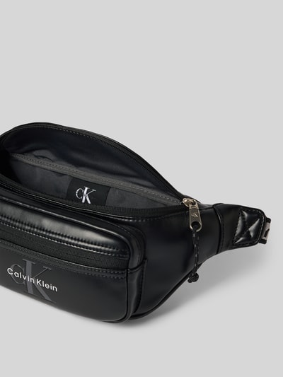 Produktfoto, schwarze Umhängetasche mit Logo-Prägung Modell 'BOLD LOGO WEBBING WAISTBA' von CK Calvin Klein für Herren, glatte Struktur