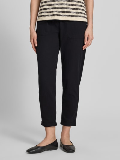 Frauenmodel trägt Hose mit elastischem Bund und Tunnelzug Modell 'Cissie' von Soyaconcept in Schwarz, Reine Baumwolle, Relaxed-Fit, Nahaufnahme Unterkörper.