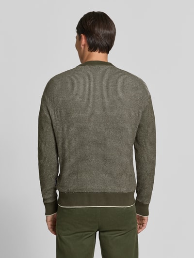 Männermodel trägt Regular Fit Strickpullover aus reiner Baumwolle von HECHTER PARIS in Olivgrün, Strukturstrick, Ganzkörperansicht Rückansicht. Rückenlänge 63 cm, Ärmellänge 61 cm, elastische Abschlüsse, Rundhalsausschnitt.