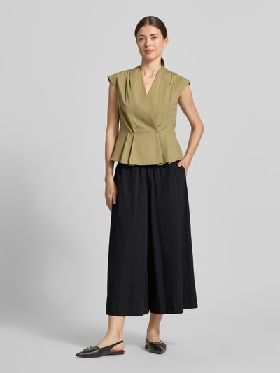 Frauenmodel trägt Wide Fit Stoffhose mit elastischem Bund Modell 'Sunna' von My Essential Wardrobe, schwarze Falten-Optik, kombiniert mit hellem Damen T-Shirt, Bundweite 36 cm, Innenbeinlänge 58 cm, Ganzkörperansicht von vorne.