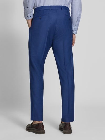 Männermodel trägt Straight Fit Hose aus Schurwoll-Mix von bugatti in Blau mit Bundfalten, Gesäßtaschen, Rückansicht, Herrenmode.
