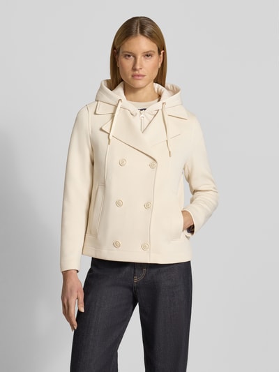Vrouwenmodel draagt Regular Fit sweatjack met viscose van s.Oliver RED LABEL, crèmekleur, dubbele knoopsluiting, steekzakken, sweatmateriaal, reverskraag, capuchon, lange mouw, regular fit pasvorm, materiaalverwerking met viscose, sweat, ganzkörperansicht van voren.