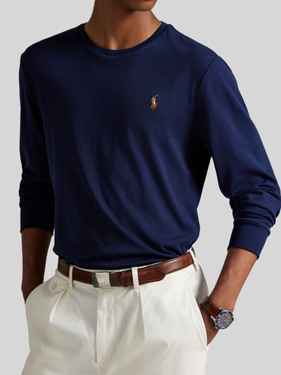 Männermodel trägt dunkelblaues shirt met lange mouwen Regular Fit Langarmshirt aus reiner katoen model 'PIMA' von Polo Ralph Lauren, Heren Langarmshirt, Nahaufnahme Oberkörper