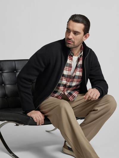Männermodel trägt Cardigan mit Stehkragen und Reißverschluss von Lindbergh, Baumwoll-Mix, Regular-Fit, Ripp-Optik, Nahaufnahme Oberkörper.
