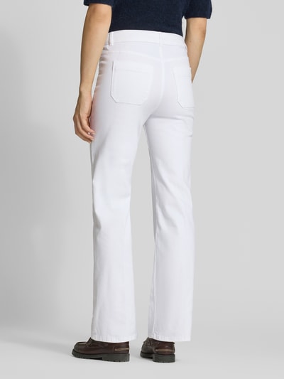 Vrouwenmodel draagt Wide Fit Jeans met persplooien van Christian Berg Woman in wit katoenmix met paspelzakken, achterzakken, knoop- en ritssluiting, bandwijdte maat 36/32: 39 cm, binnenbeenlengte: 79 cm. Ganzkörperansicht Rückansicht.