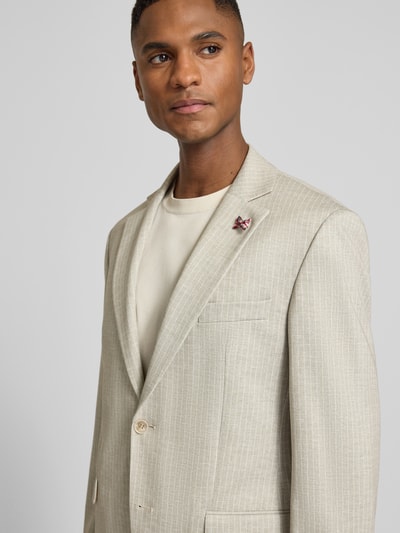 Männermodel trägt Slim Fit 2-Knopf-Sakko mit Pattentaschen von ATELIER TORINO, Material-Mix mit Baumwoll-Anteil, Nahaufnahme Oberkörper.