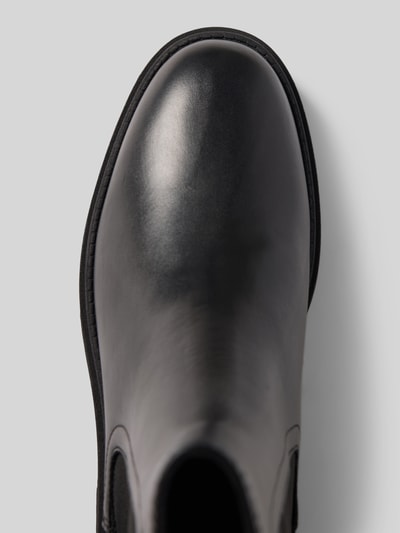 Produktfoto, schwarze glatte Oberfläche und runde Form, Detailaufnahme von Chelseas aus echtem Rindsleder von Tamaris, Damen Chelseas von Tamaris