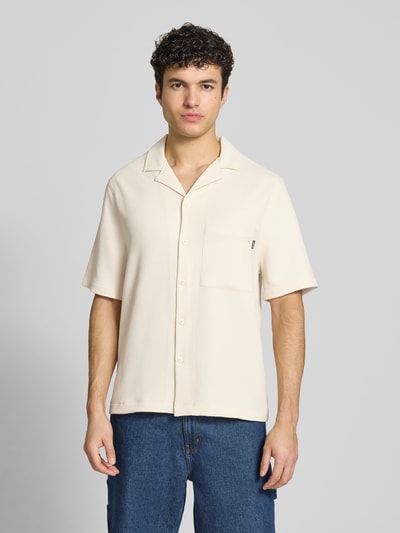 Männermodel trägt Boxy Fit Freizeithemd in Plissee-Optik von REVIEW, Beige, Material-Mix mit Stretch-Anteil, Reverskragen, Ganzkörperansicht von vorne.