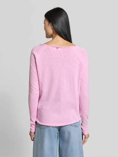 Frauenmodel trägt Strickpullover aus reiner bawełna von Rich & Royal, luźny krój, zrolowany brzeg, raglanowe rękawy, długość tyłu w rozmiarze S: 58 cm, Ganzkörperansicht Rückansicht