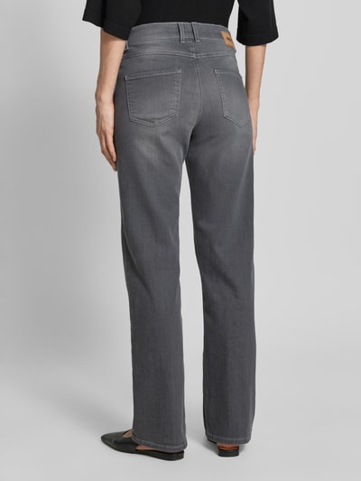 Kobiece modelka nosi Regular Fit Jeans im 5-Pocket-Design Model 'LARA' od Angels, elastyczna mieszanka bawełny, kolor szary, szlufki na pasek, 5 kieszeni, szerokość w rozmiarze 36/30: 40 cm, długość wewnętrzna nogawki w rozmiarze 36/30: 79 cm, widok całej sylwetki z tyłu.