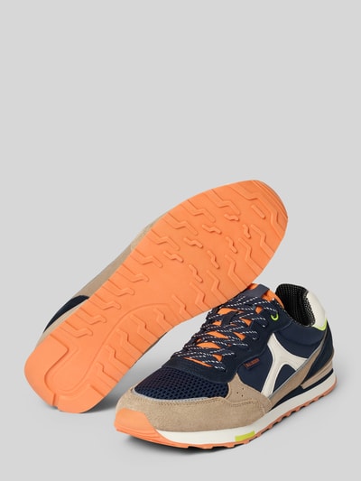 Produktfoto, Sneaker aus Leder-Mix von BULLBOXER in Navy und Beige mit orangefarbener Sohle, Kontrastbesatz und strukturiertem Obermaterial