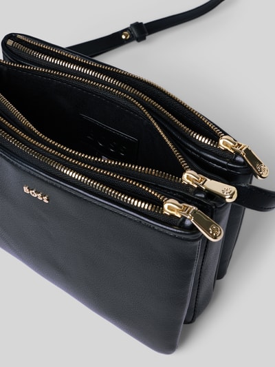 Produktfoto, Umhängetasche aus echtem Leder von BOSS in Schwarz mit goldfarbenen Metallreißverschlüssen und glatter Textur, Damen Umhängetasche von BOSS
