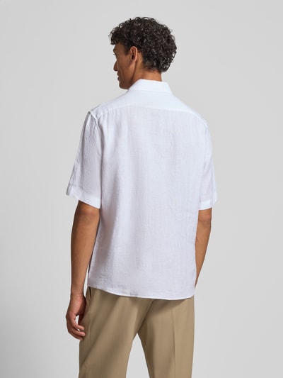 Männermodel trägt Regular Fit Freizeithemd aus reinem Leinen von Marc O'Polo, efekt: jednolity kolor, krój regular fit, kołnierzyk typu kent, listwa guzikowa na całej długości, naszywka z logo, zapięcie na jeden rząd guzików, rękaw: krótki rękaw, wykończenie materiału: cieniowana przędza, materiał: len, Ganzkörperansicht Rückansicht.