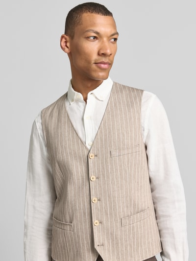 Mannenmodel draagt Weste mit Brustleistentasche Modell 'Mosley' van CG - Club of Gents in beige met witte strepen, katoenmix, nauwsluitende fit, V-hals, knoopsluiting, borst- en zijlepelzakken, detailopname bovenlichaam.