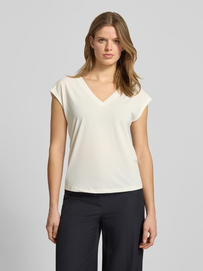 Frauenmodel trägt Loose Fit T-Shirt aus Modal-Mix Modell 'FREE' von Only, unifarben, V-Ausschnitt, Kurzarm, Ganzkörperansicht von vorne.