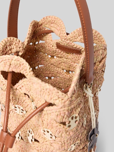 Produktfoto, Bucket Bag in Flecht-Optik von Rabanne aus beigem Material mit Allover-Logo-Details, floraler Anhänger, Hauptfach mit Tunnelzug, abnehmbarer Schulterriemen, strukturierte Oberfläche, Maße ca. 24 cm Breite, 26 cm Länge, 19 cm Tiefe