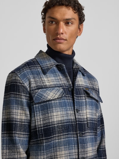 Männermodel trägt Regular Fit Hemdjacke aus Wolmix met Kentkraag van PME Legend, blauw geruit, labeldetail, knoopsluiting, borstzakken, Nahaufnahme Oberkörper.