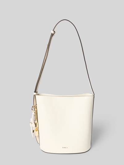 Produktfoto, cremefarbene Handtasche aus Echtleder mit Label-Detail Modell 'ROXIE' von Furla, Hauptfach mit Magnetverschluss, Schulterriemen, Reißverschlussinnentasche, Maße 22x25x17 cm, Riemenlänge 112 cm.