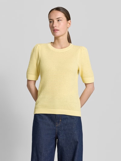 Vrouwenmodel draagt Slim Fit T-shirt in tricotlook model 'Vidalo' van Vila, puur katoen, ronde hals, ruglengte maat S 57 cm, mouwlengte 27 cm, gele tint, structuur oppervlak, halfhoge rechte jeans, vooraanzicht bovenlichaam