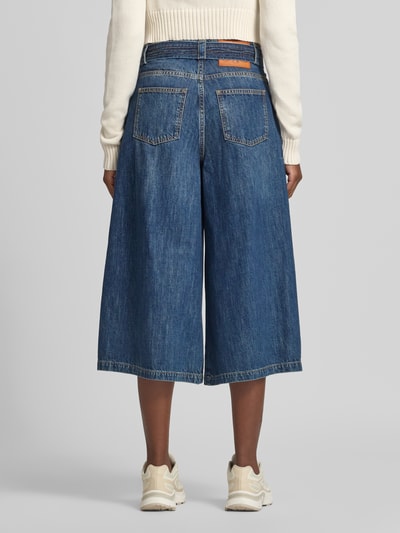 Frauenmodel trägt Regular Fit Culotte aus Baumwoll-Mix mit Viskose-Anteil Modell 'EPOCHE' von MAX&Co., blaue Jeansoptik, Ganzkörperansicht Rückansicht. Damen Culotte von MAX&Co.