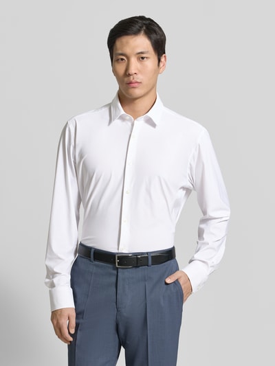 Mannenmodel draagt Regular Fit Businesshemd met Kentkraag Modell 'JOE' van BOSS, effen wit, performance stretch-jersey, vooraanzicht bovenlichaam