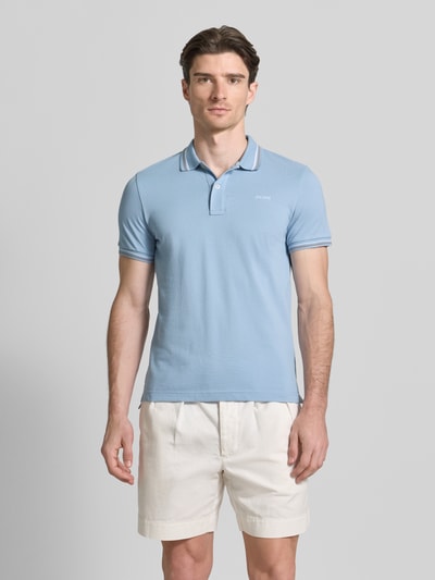 Męski model nosi Slim Fit Poloshirt mit Kontraststreifen od Geox, bawełniana mieszanka, krój slim fit, jasnoniebieski z kontrastowymi akcentami, krótka listwa guzikowa, długość tyłu w rozmiarze M: 69 cm, widok całego ciała z przodu.