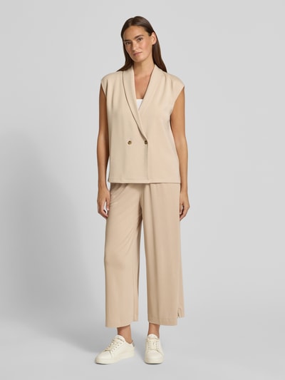 Vrouwenmodel draagt Straight Fit Stoffhose in verkürzter Passform van Christian Berg Woman, lichte beige kleur, modalmix, elastische band met tunnelkoord, rechte pijpen, bandwijdte maat S 33 cm, binnenbeenlengte 66 cm, dames comfortbroekdesign, ganse lichaamsopname van voren.