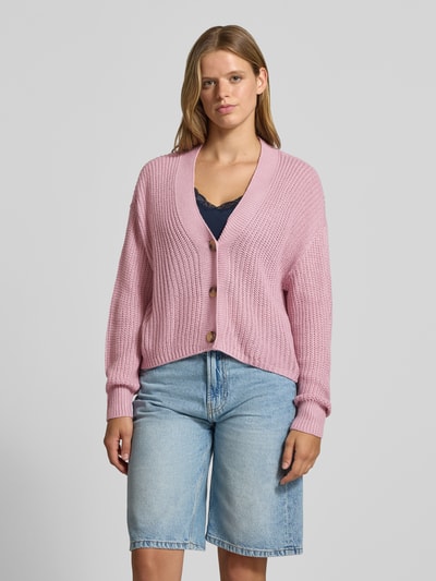 Vrouwenmodel draagt roze gebreid jack met v-hals, boxy fit, model 'CAROL' van ONLY, Dames gebreid jack, frontale opname van het hele lichaam.