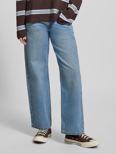 Frauenmodel trägt Jeans mit 5-Pocket-Design von Levi's®, reine Baumwolle, lockerer Schnitt, hellblau, Ganzkörperansicht von vorne