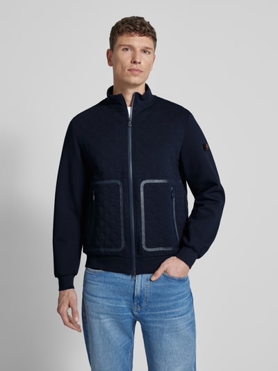 Männermodel trägt Jacke mit Zweiwege-Reißverschluss Modell 'KYARR' von Peuterey, Dunkelblau, Material-Mix, Stehkragen, Ganzkörperansicht von vorne