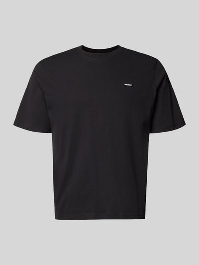 Produktfoto, Basic T-Shirt mit kleinem Logo-Patch auf der Brust von REVIEW, schwarze Farbe, reine Baumwolle, gerader Schnitt, Rundhalsausschnitt