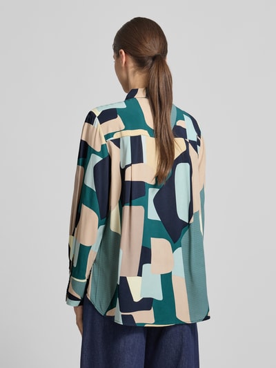 Frauenmodel trägt Relaxed Fit Hemdbluse aus reiner Viskose von Tom Tailor, Allover-Muster in Beige, Blau und Grün, Ganzkörperansicht Rückansicht.