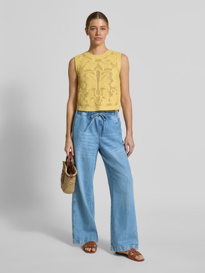 Frauenmodel trägt Wide Leg Jeans mit elastischem Bund von JAKE*S STUDIO WOMAN, hellblauer Lyocell-Baumwoll-Mix, Ganzkörperansicht von vorne.