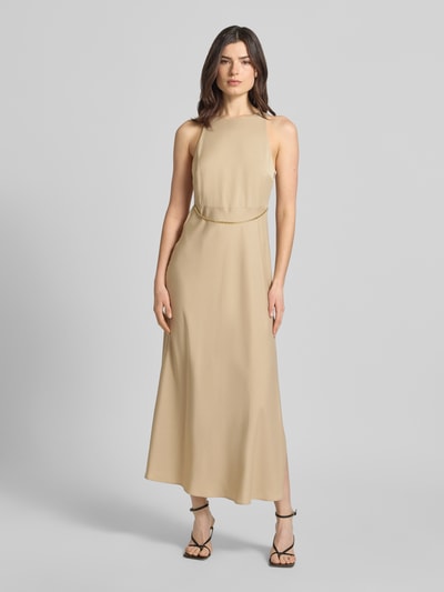 Vrouwenmodel draagt Maxikleid met Ketten-Detail van ARMANI EXCHANGE, beige satijn, getailleerd model, ronde hals, vooraanzicht in vol lichaamsopname.