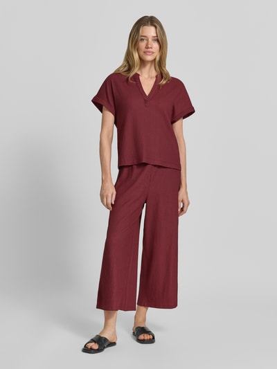 Frauenmodel trägt Loose Fit Hose in Crinkle-Optik von s.Oliver RED LABEL in Dunkelrot, leichte Struktur, Ganzkörperansicht von vorne. Damen Weite Hose von s.Oliver RED LABEL.