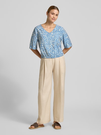 Frauenmodel trägt Relaxed Fit Blusentop aus Viskose-Mix von s.Oliver RED LABEL mit floralem Allover-Muster, Satinstruktur, Ganzkörperansicht von vorne.