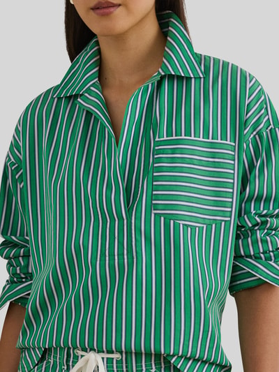 Vrouwenmodel draagt Regular Fit Hemdbluse uit pure katoen van Lauren Ralph Lauren, groen-wit gestreept, borstzak, detailopname bovenlichaam.