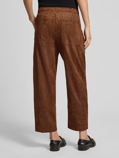 Vrouwenmodel draagt Loose Fit kunstlederhose met elastische band model 'Tilda' van MAC in bruin, Dames, Ganzekörperaanzicht achteraan.