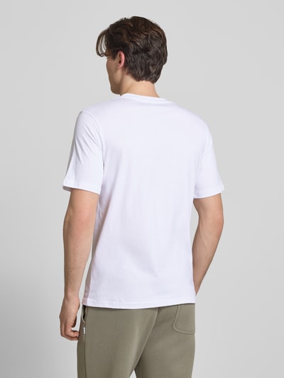 Männermodel trägt weißes T-Shirt mit Logo und Rundhalsausschnitt von Jack & Jones aus reiner Baumwolle, Regular Fit, Rückenansicht Ganzkörperansicht.
