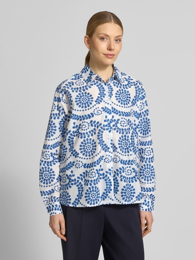 Frauenmodel trägt Relaxed Fit Bluse im Allover-Look von Christian Berg Woman in Weiß und Blau aus reiner Baumwolle, Ganzkörperansicht von vorne.