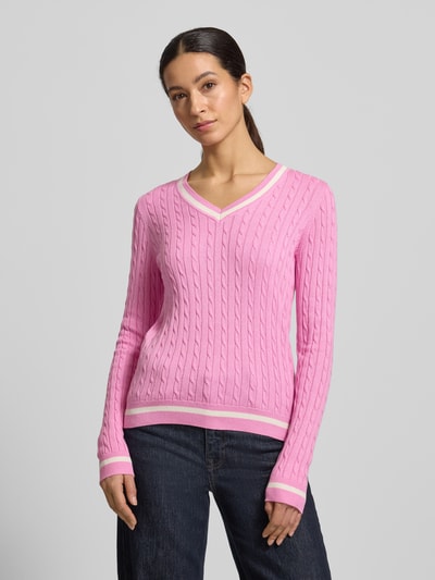 Vrouwenmodel draagt 'Slim Fit Longsleeve in Strick-Optik' van Christian Berg Woman in roze met V-hals, elastische boorden, katoenmix, vooraanzicht bovenlichaam.