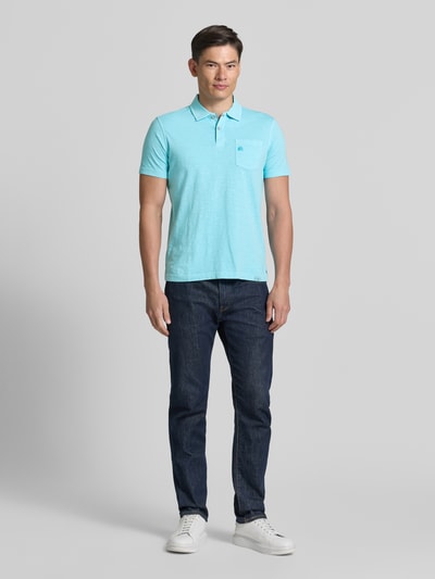 Männermodel trägt Regular Fit Poloshirt mit Brusttasche von Lerros in Hellblau aus Reiner Baumwolle, Logo-Stitching, Ganzkörperansicht von vorne. Rückenlänge bei Größe M 66 cm.